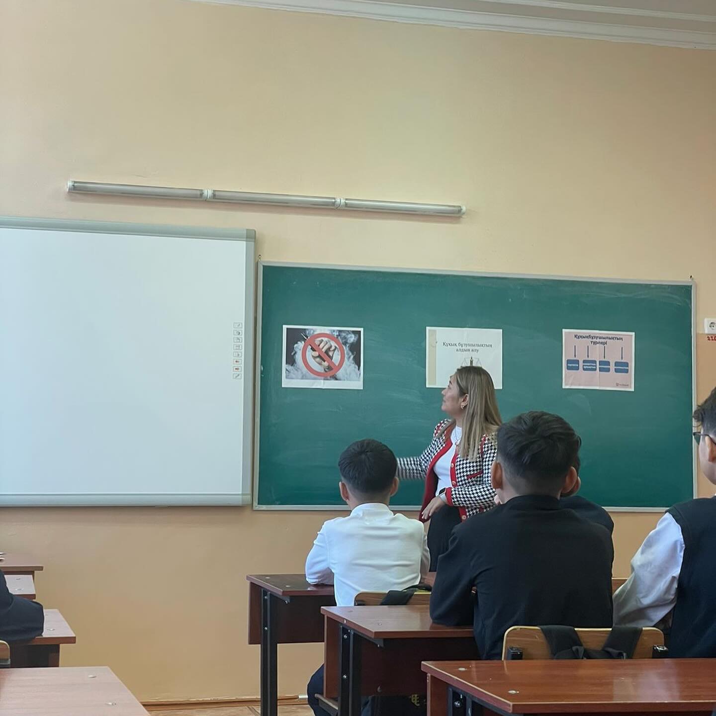7,8-ші сынып ұлдарына "Жасөспірімдер арасындағы құқық бұзушылықтың алдын алу" атты тәрбие сағаты өтті.